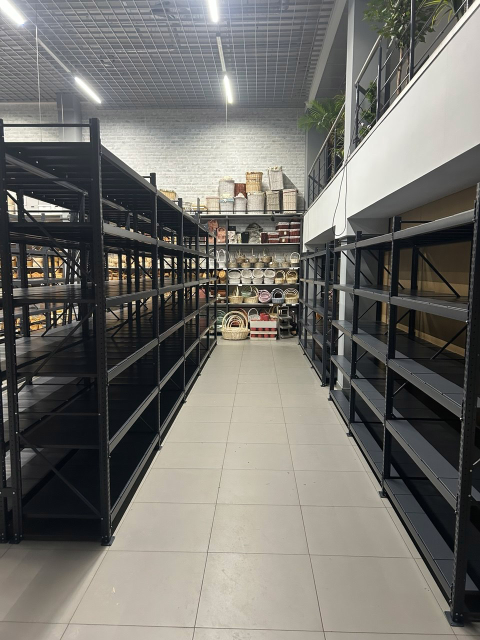 Цветочный магазин — стеллажи до заполнения товаром